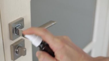 Kornavirüsten kapı kolu dezenfeksiyonu