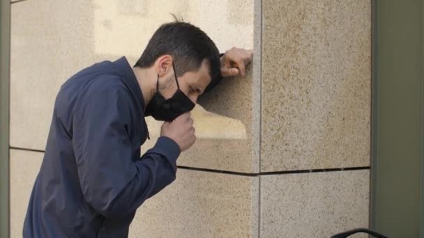 Homem com tosse na rua — Vídeo de Stock