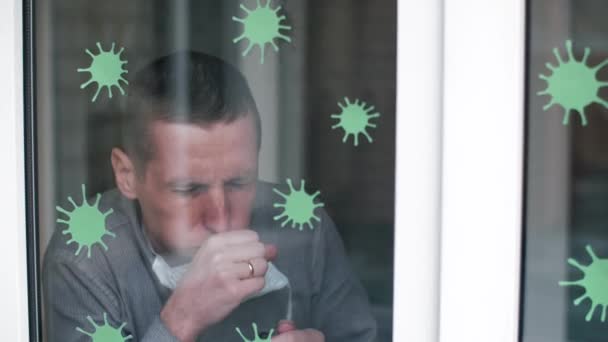 Coronavirus en la ventana y hombre tosiendo — Vídeo de stock