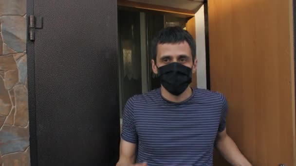 행복 한 남자 가 집에서 나와 보호용 마스크를 벗는다 — 비디오
