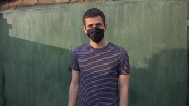 Homme avec masque facial montrant un panneau stop — Video