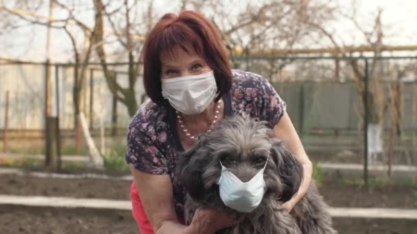 Σκύλος με ερωμένη σε προστατευτικές μάσκες — Αρχείο Βίντεο
