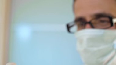 Doktor kanla tüpe bakıyor..