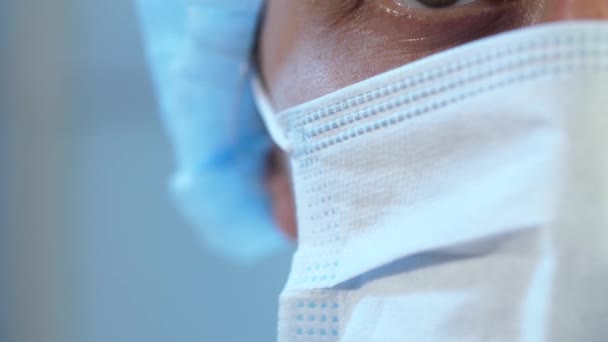 Az orvos szeme sebészeti maszkban — Stock videók