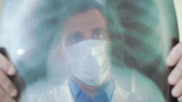 Médico examinando una radiografía pulmonar — Vídeo de stock
