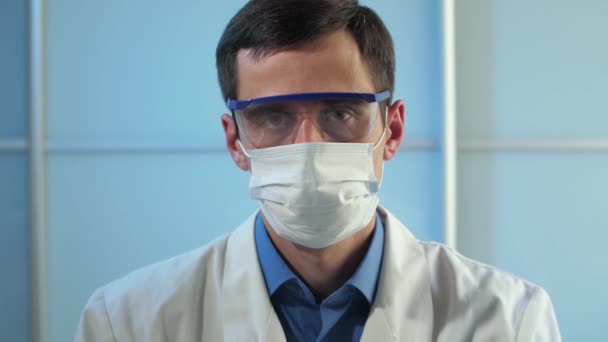 Lekarz w okularach ochronnych i masce — Wideo stockowe