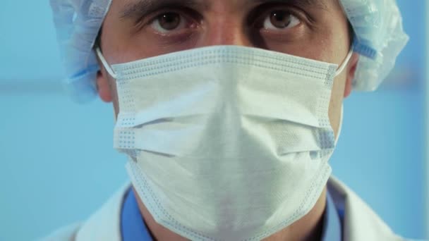 Retrato del médico en máscara quirúrgica — Vídeo de stock