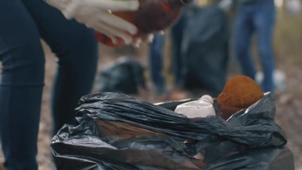 Mujer poniendo residuos domésticos en la bolsa de basura — Vídeo de stock