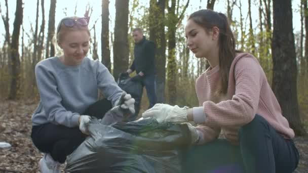 Amici che raccolgono rifiuti nel parco cittadino — Video Stock