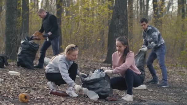 Voluntarios recogiendo plástico de basura — Vídeo de stock