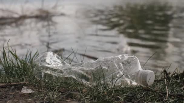 El hombre recoge la botella de plástico del suelo — Vídeos de Stock