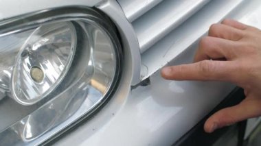 Arabanın tamponunda çatlak boya var.