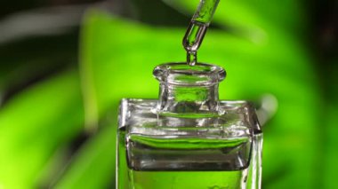 Kozmetik şişesindeki pipetten gerekli yağ damlaları.