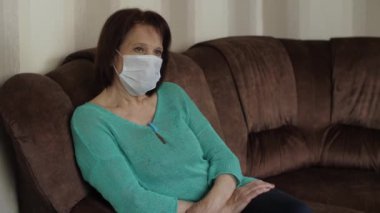 Yüz maskeli kadın karantinada