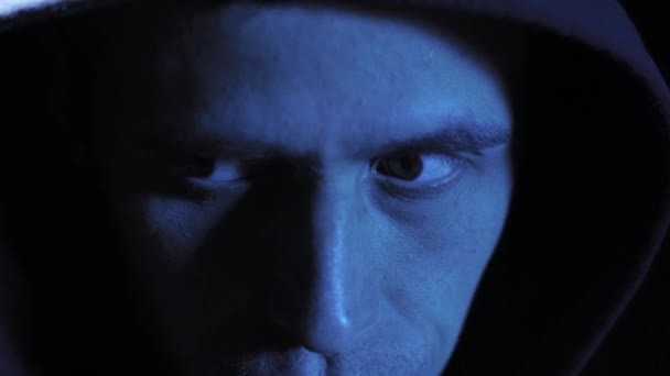 Le criminel pense à quelque chose 