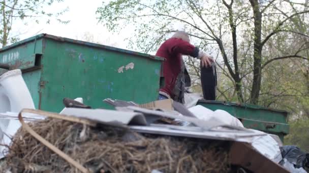 El mendigo encontró una vieja grabadora en la basura. — Vídeo de stock