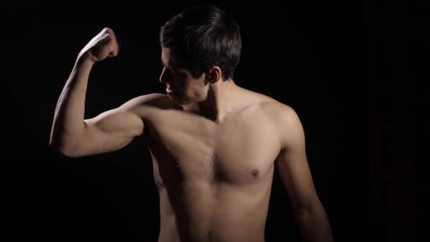 Retrato de homem engraçado mostrar bíceps — Vídeo de Stock