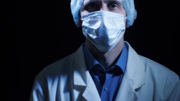 Portret van chirurg in de donkere kamer — Stockvideo