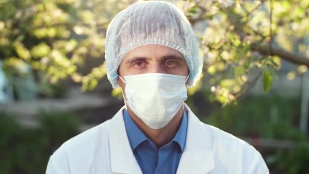 Chirurg op de natuur kijkt naar camera — Stockvideo