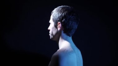 Siyah arkaplanda dönen adam