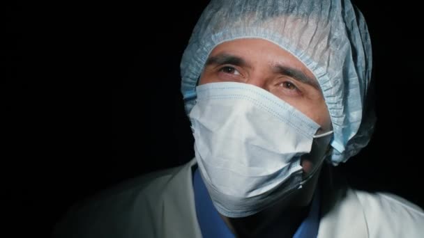 Médecin priant dans la chambre noire — Video