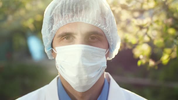 Artsen op de natuur kijkt naar camera — Stockvideo