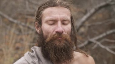 Sakallı yogi meditasyonu kapalı gözlerle yapılır.