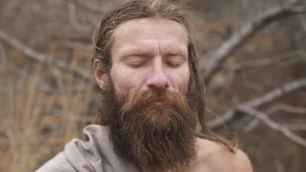 Baard yogi mediteert met gesloten ogen — Stockvideo