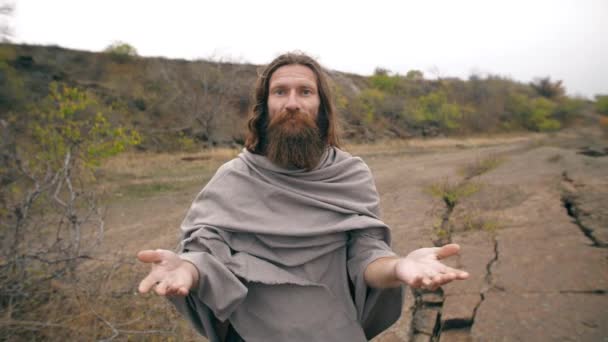 Jesús con las manos abiertas sobre la naturaleza — Vídeos de Stock