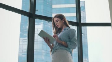 Tablet kullanan iş kadını