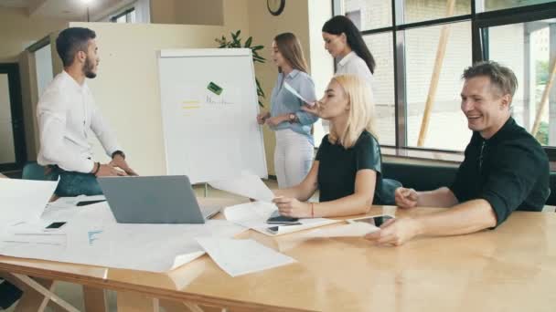 Equipe de empresário que trabalha no escritório — Vídeo de Stock