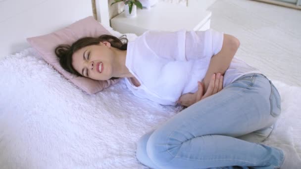 Mujer con dolor abdominal severo — Vídeos de Stock