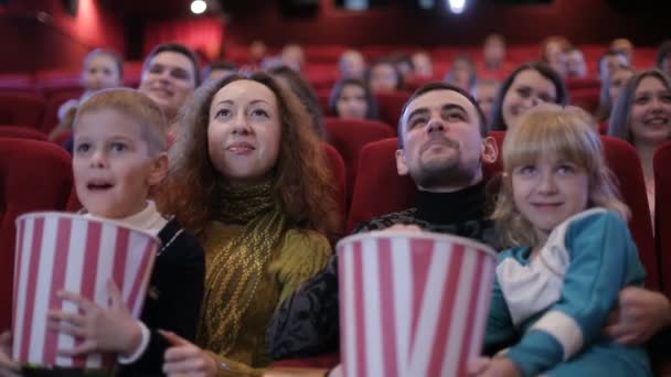 Menschen sehen Film im Kino — Stockvideo