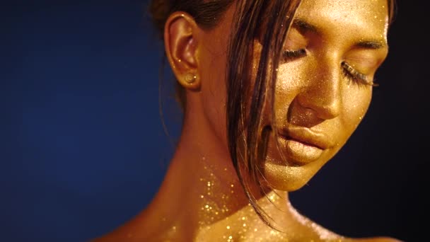 Woman with golden shining skin — Stock Video