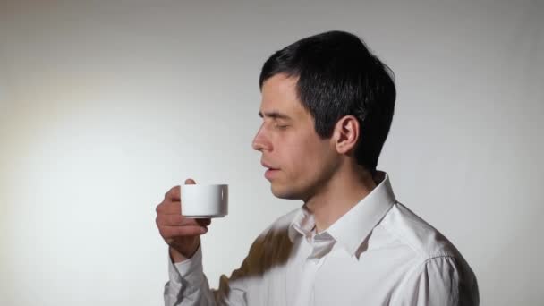 Homem derrama café sobre si mesmo — Vídeo de Stock
