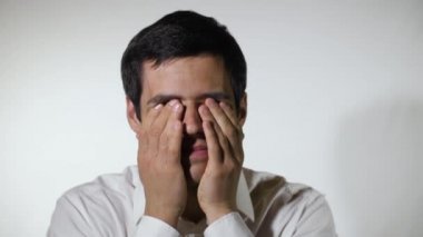 Yorgun adam gözlerini ovar