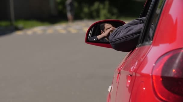 El conductor tira una taza de papel del coche de la ventana — Vídeos de Stock