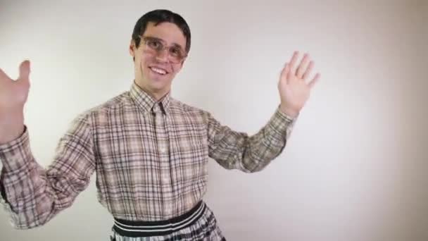 Танцюючий усміхнений ботанік в окулярах — стокове відео