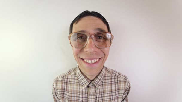 Retrato de nerd sonriente en gafas — Vídeo de stock