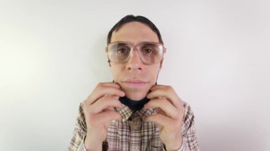 Komik adam maske takmak istiyor.