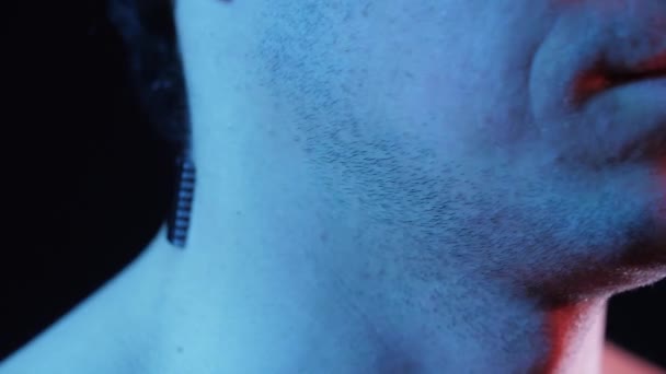 Чіп на шиї людини — стокове відео