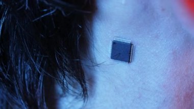 İnsanların yontulması. Kulağının arkasında çip olan adam