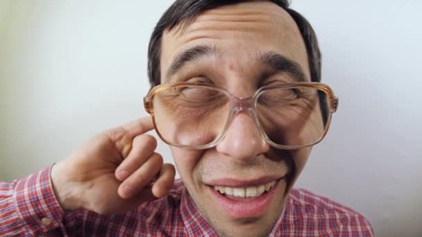 Engraçado nerd coça sua orelha — Vídeo de Stock