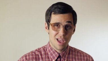 Gözlüklü gülümseyen adam işaretini göster.