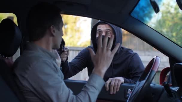 Bandiet met een pistool berooft de chauffeur — Stockvideo