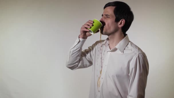 Mann verschüttet Kaffee über sich selbst — Stockvideo