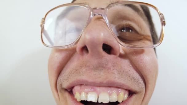 Hombre sonriente divertido en gafas — Vídeo de stock