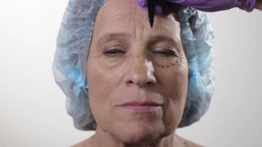 Kadın yüz gerdirmeye hazırlanıyor.