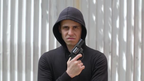 Portret van een crimineel met een pistool — Stockvideo