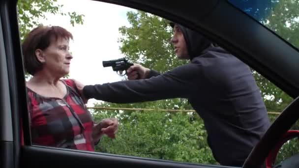 Brottsling med pistol stjäl en bil — Stockvideo